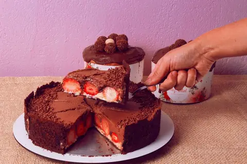 Dubai Chocolate Cakes are the New ‘Flavormaxxing’ Trend Now!
