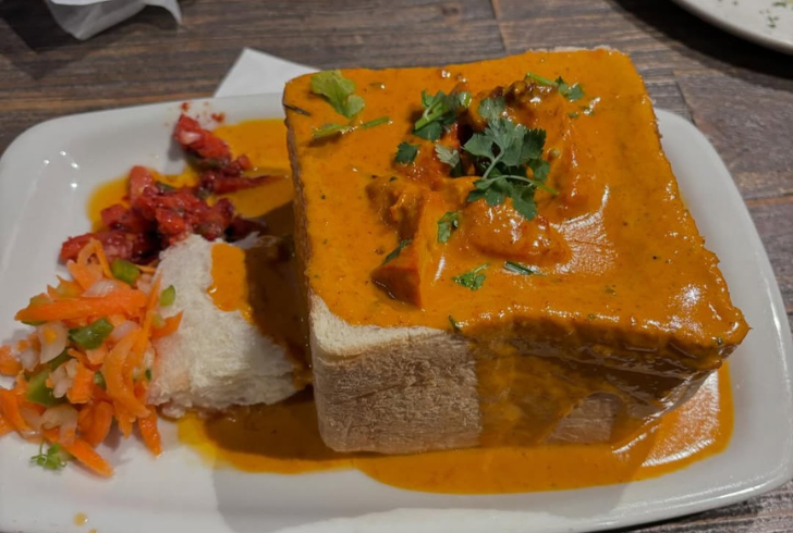 Bunny chow with curry in bread